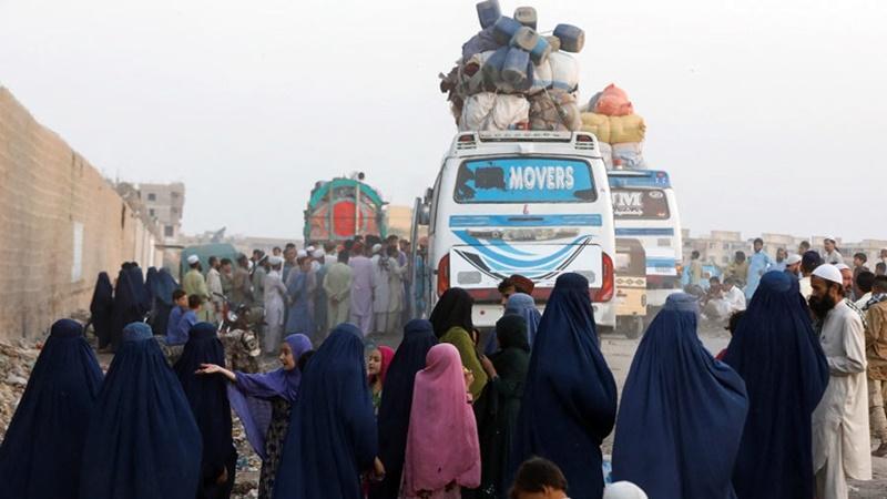 পাকিস্তান-ছাড়তে-শুরু-করেছে-আফগান-শরণার্থীরা