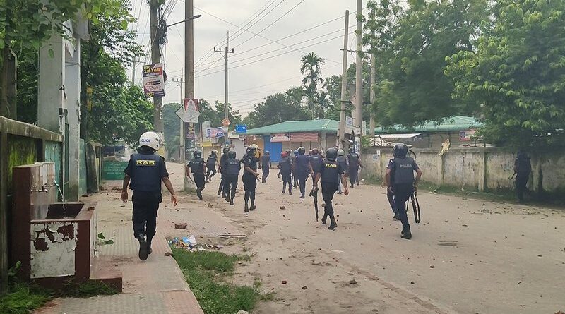 নীলফামারীতে-পুলিশের-সঙ্গে-শিক্ষার্থীদের-সংঘর্ষ,-থমথমে-শহর