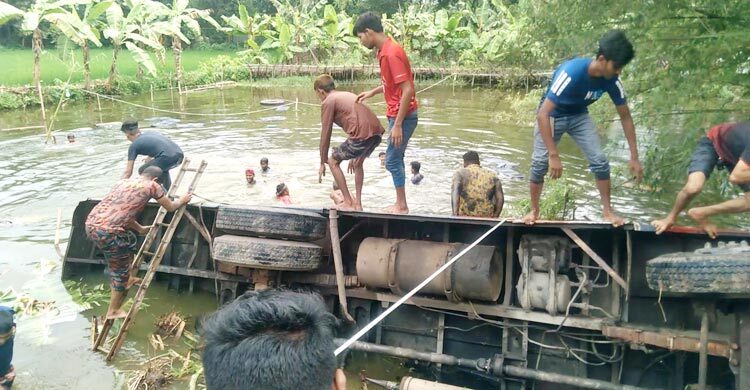 ধাক্কা-খেয়ে-পুকুরে-গিয়ে-পড়লো-বাস,-আহত-২০